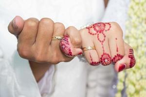 som visar av en ringa med en enhetlig begrepp. ung muslim familj i äktenskap begrepp. foto