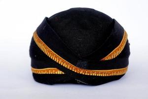 blangkon hitam eller svart blangkon en traditionell hatt javanese män. isolerat på vit bakgrund foto