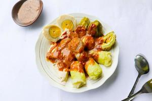 Siomay eller klimpar är traditionell indonesisk- Kina mat med jordnöt sås. Siomay tillverkad klimpar, tofu, kål rullar, potatisar, bitter kalebass och jordnöt sås. dämpa belopp, shaomai, siu maai, shaomai foto