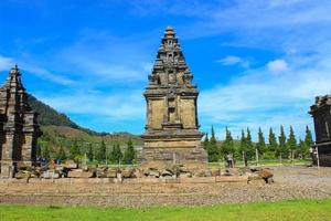 lokal- turister besök arjuna tempel komplex på dieng platå efter de covid 19 nödsituation svar period foto