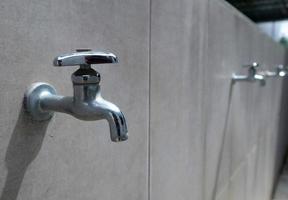 vatten kran eller vatten flik på keramisk vägg foto