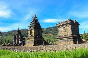 lokal- turister besök arjuna tempel komplex på dieng platå efter de covid 19 nödsituation svar period foto