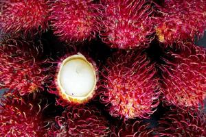 rambutan, ljuv röd rambutan frukt isolerat på svart bakgrund foto