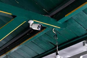 ip cCTV kamera säkerhet Installera med Hem säkerhet systemet begrepp. på traditionell grön hus foto