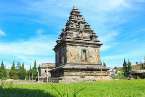 lokal- turister besök arjuna tempel komplex på dieng platå efter de covid 19 nödsituation svar period foto