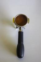 porta filtrera med jord kaffe och kaffe böna isolerat från en vit bakgrund foto