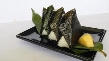 onigiri är japansk mat, japansk ris boll, ris triangel med tång, inte jag heller isolerat på med bakgrund foto