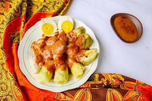 Siomay eller klimpar är traditionell indonesisk- Kina mat med jordnöt sås. Siomay tillverkad klimpar, tofu, kål rullar, potatisar, bitter kalebass och jordnöt sås. dämpa belopp, shaomai, siu maai, shaomai foto