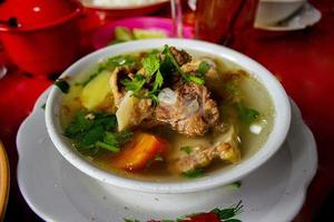 tröst buntut eller oxsvans soppa eller svans soppa är traditionell soppa tillverkad från svans oxe, kokt med kryddor foto