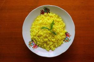 gul ris eller gurkmeja ris eller nasi kuning är mat tillverkad från ris kokta med gurkmeja, kokos mjölk och kryddor. så de smak är Mer välsmakande foto