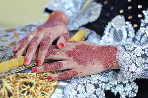 henna tatuering varelse applicerad på en kvinnors hand. foto