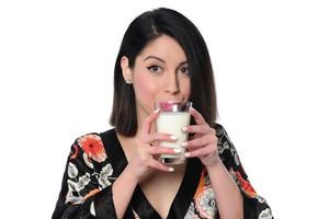 kvinna innehav och dricka mjölk. foto