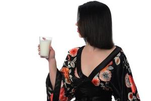 kvinna innehav och dricka mjölk. foto