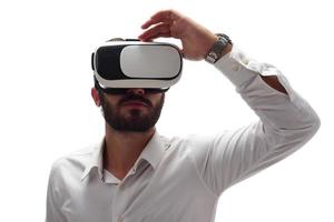 man upplever virtuell verklighet bär virtuell verklighet glasögon foto