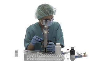 forskare i blå medicinsk handskar och enhetlig inlärning covid-19 prover med mikroskop i laboratorium. foto