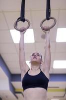 kvinna håller på med en träna med hantlar på de kondition Gym. foto