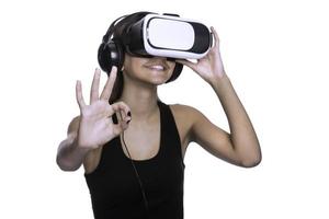 ung kvinna i virtuell verklighet vr glasögon. isolerat på vit bakgrund foto