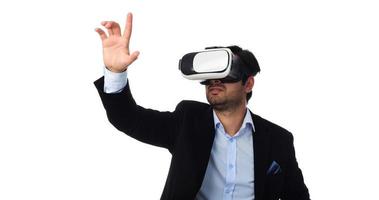 arab man upplever virtuell verklighet bär virtuell verklighet glasögon foto