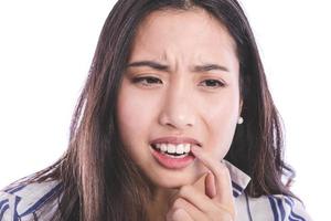 kvinna uttrycker tandvärk smärta foto