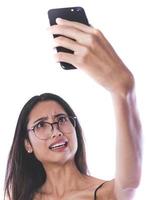 asiatisk kvinna framställning selfie med henne cell telefon foto