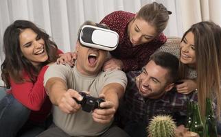 vänner spelar video spel bär virtuell verklighet glasögon foto