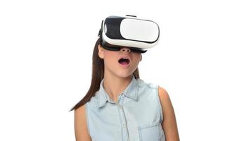ung kvinna i virtuell verklighet vr glasögon. foto