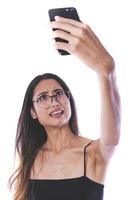 asiatisk kvinna framställning selfie med henne cell telefon foto