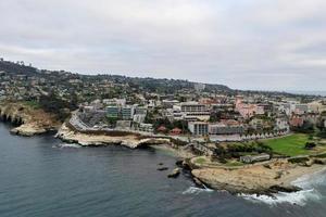 de blå vattnen av de pacific hav kustlinje längs de strand av la jolla, Kalifornien. foto