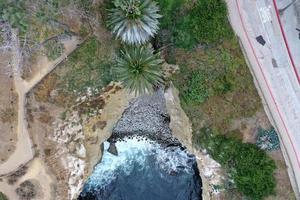 de blå vattnen av de pacific hav kustlinje längs de strand av la jolla, Kalifornien. foto