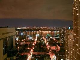de horisont av midtown manhattan i de kväll i ny york stad. foto