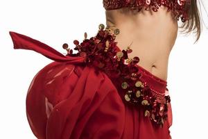skön mage dansare ung kvinna i underbar röd och svart kostym klänning foto