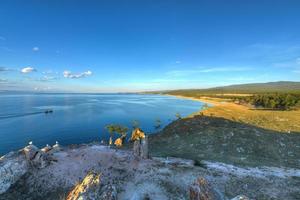 sten skrivning förbi schaman sten på de ö av olkhon på sjö baikal i ryssland foto