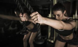 kvinna håller på med en träningspass de kondition Gym. foto