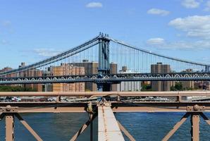 se av de ny york stad horisont och de manhattan bro från de brooklyn bro. foto