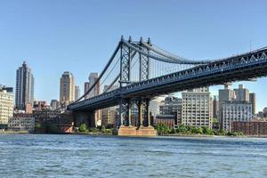 se av de manhattan bro som sett från de öst sida av manhattan, ny york. foto