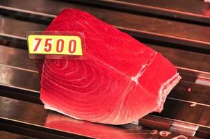 färsk skära tonfisk från de tokyo tsukiji fisk marknadsföra. foto