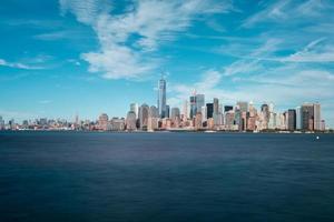 se av de ny york stad horisont på en sommar dag. foto
