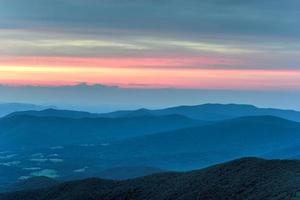 solnedgång längs de shenandoah dal och blå bergsrygg bergen från shenandoah nationell parkera, virginia foto