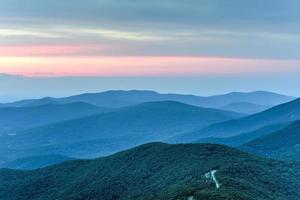 solnedgång längs de shenandoah dal och blå bergsrygg bergen från shenandoah nationell parkera, virginia foto