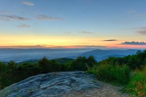 solnedgång längs de shenandoah dal och blå bergsrygg bergen från shenandoah nationell parkera, virginia foto