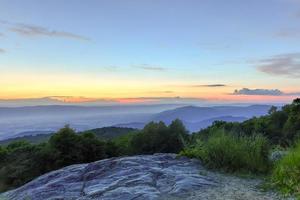 solnedgång längs de shenandoah dal och blå bergsrygg bergen från shenandoah nationell parkera, virginia foto