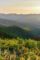 se av de shenandoah dal och blå bergsrygg bergen från shenandoah nationell parkera, virginia foto