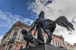 häst djurtämjare skulptur av de 19:e århundrade på de anichkov bro i st. petersburg attraktion, Ryssland. foto