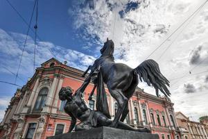 häst djurtämjare skulptur av de 19:e århundrade på de anichkov bro i st. petersburg attraktion, Ryssland. foto