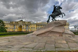 de brons ryttare ryttare staty av Peter de bra i de senat fyrkant i helgon Petersburg, Ryssland. bemyndigad förbi Catherine de bra, foto