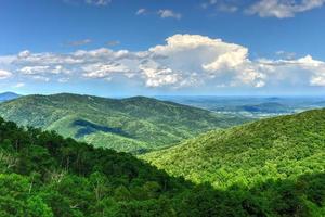 se av de shenandoah dal och blå bergsrygg bergen från shenandoah nationell parkera, virginia foto