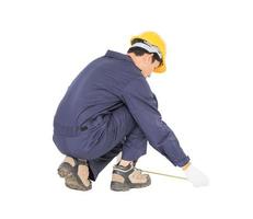 ung arbetstagare i unifrom med tejp mäta isolerat på vit foto