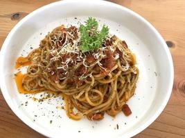utsökt spaghetti bolognese, pasta med kött, tonfisk, och tomat sås och grönsaker foto