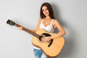 brunett kvinna med gitarr foto