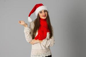 flicka i santa hatt och röd scarf foto